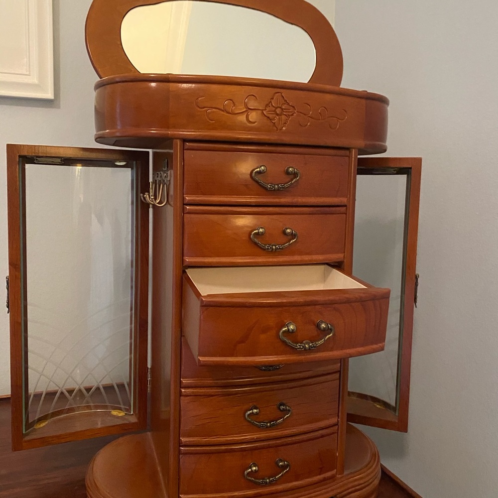 Wooden jewelry box